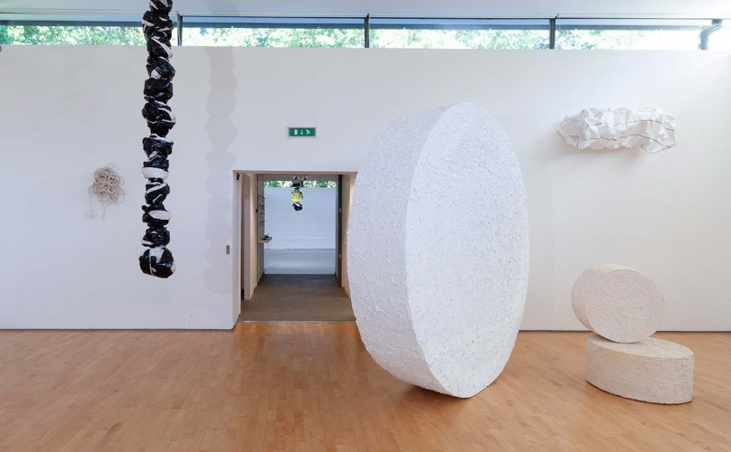‘Sewn Sculpture’, ‘Hanging Balls’, Discs (‘Eight Forms’), ‘Drawing (Cloud II)’ Gallery I TWIST Oriel Davies Gallery 2019 Canvas, thread, paper, acrylic, gloss paint, metal rods Photo: Dewi Tennat Lloyd